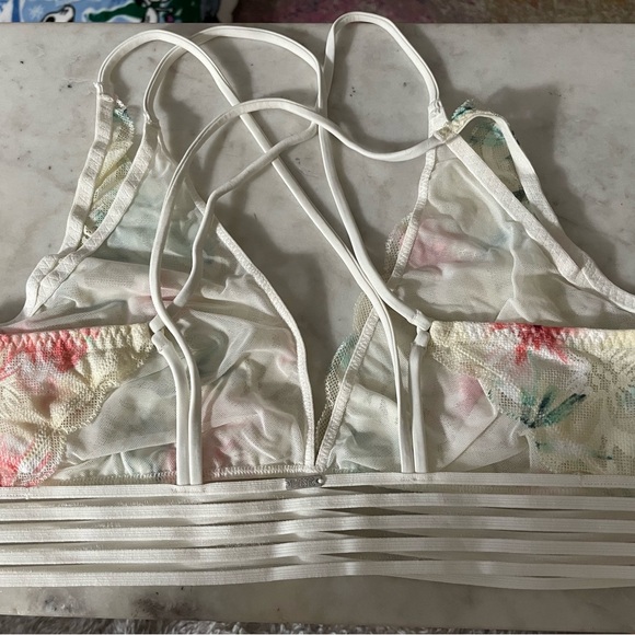 NEW - PINK by Victoria’s Secret (Size L) Unlined Lace Bralette in Floral Design - Picture 3 of 7